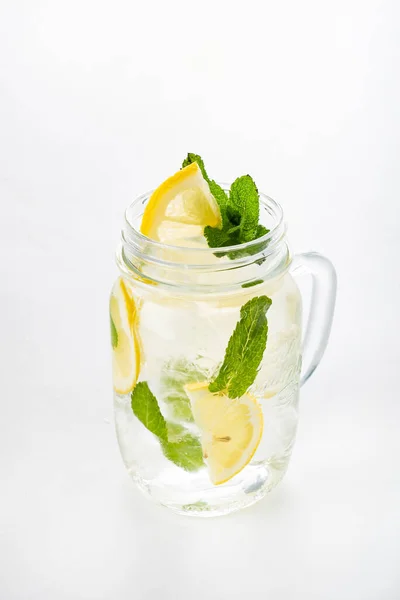 白色底色的夏季柠檬水 — 图库照片