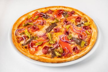 Beyaz arka planda pizza.