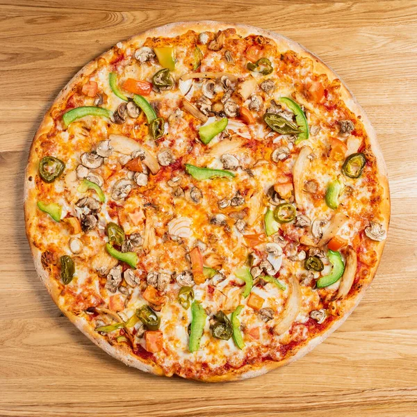 Pizza Auf Dem Hölzernen Hintergrund — Stockfoto
