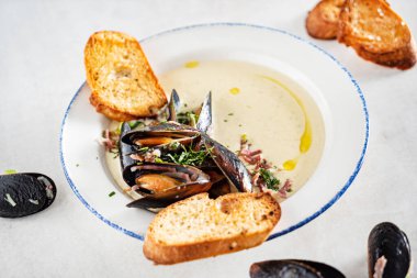 midye ve krem peynir ile çorba