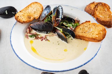 midye ve krem peynir ile çorba