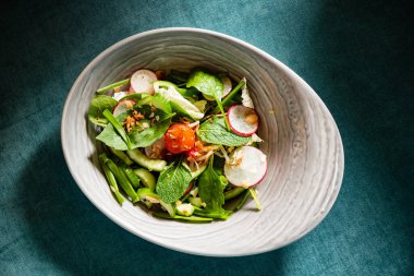 Turp ve naneli bahar salatası.