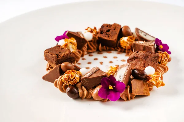 Kreatives Dessert Mit Brownie Und Essbaren Blumen — Stockfoto