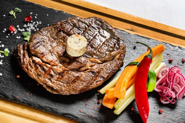 Grilled Medium Rare Barbecue Steak Ribeye Herb Butter Cutting Board — Stock Photo, Image