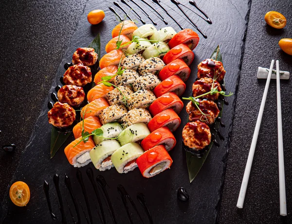 Sushi Készlet Fekete Háttér — Stock Fotó