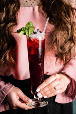 Taze yaban mersinli kadın mocktail