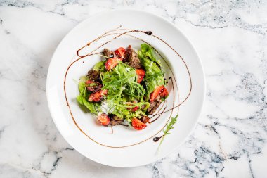 Çilekli salata ve ördek ciğeri.