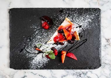 Taze çilek ve naneli cheesecake.