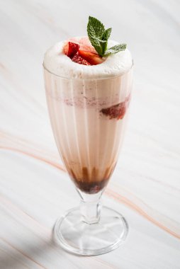 Çilekli ve çikolatalı milkshake.