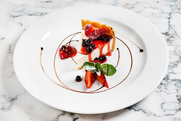 Käsekuchen Mit Frischen Erdbeeren Und Minze — Stockfoto