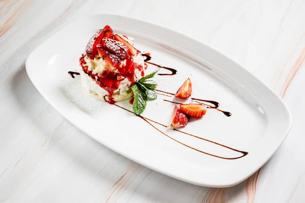 Dessert Con Fragole Gelato — Foto Stock