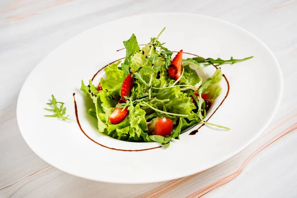 ストロベリーサとアルグラの健康的なサラダ — ストック写真