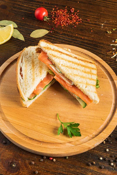 鮭と野菜のおいしいサンドイッチ — ストック写真