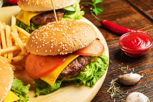 Hamburgers Avec Frites Sur Fond Bois — Photo