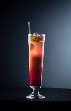 Karanlık arka planda yaratıcı kokteyl