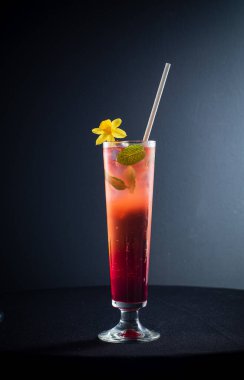 Karanlık arka planda yaratıcı kokteyl