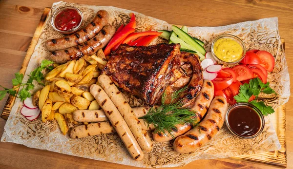 Vleesbord Met Sauzen Frietjes — Stockfoto