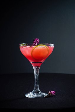 Karanlık arka planda yaratıcı kokteyl