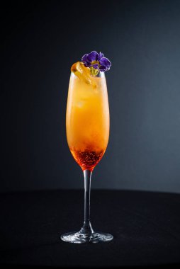 Karanlık arka planda yaratıcı kokteyl