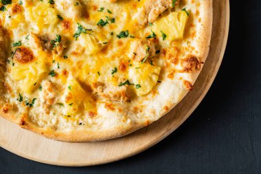 Siyah arka planda pizza.