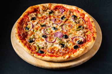 Siyah arka planda pizza.