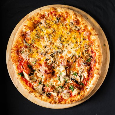 Siyah arka planda pizza.