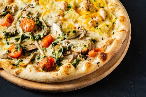 Pizza Den Svarta Bakgrunden — Stockfoto
