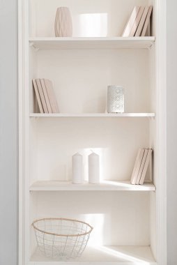 Dolaplı boş bir oturma odası.