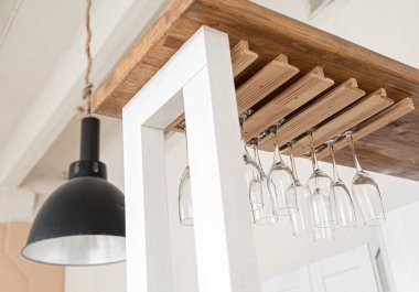 Barda boş şarap bardakları ve şampanya bardakları.