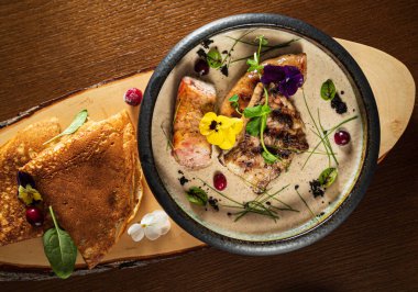 Sosisli gözleme ve domuz pirzolası.