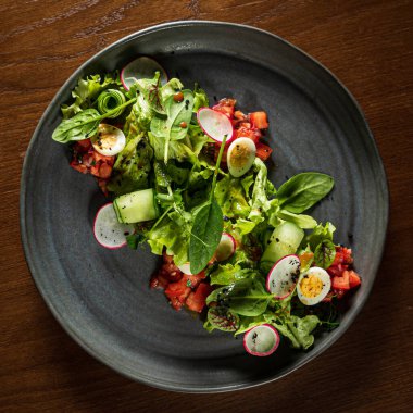 Mikroyeşillikli taze bahar salatası.