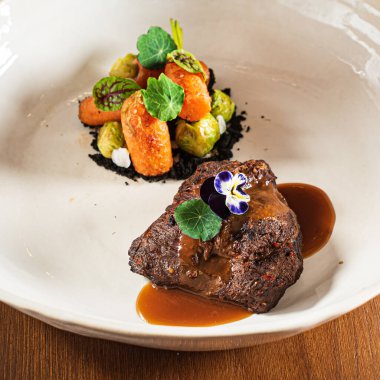 Sebzeli biftek ve mikroyeşillik.