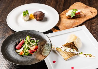 Restoranda akşam yemeği.