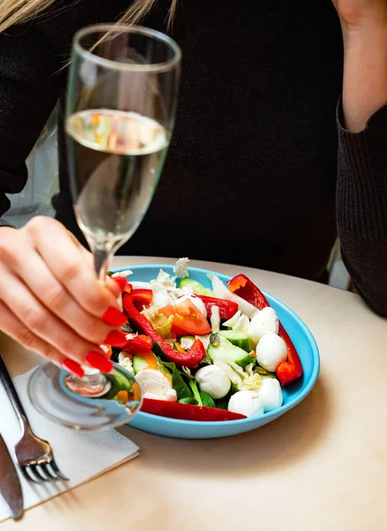 Freunde Essen Salat Und Trinken Champagner — Stockfoto