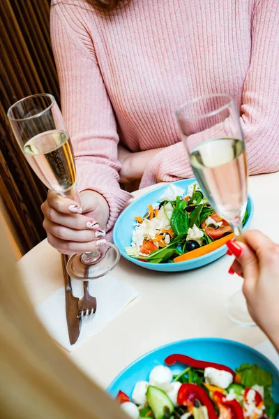 Freunde Essen Salat Und Trinken Champagner — Stockfoto