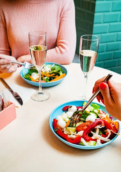 Freunde Essen Salat Und Trinken Champagner — Stockfoto