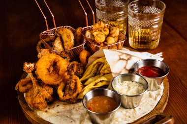 bira tabakası ahşap arka planda