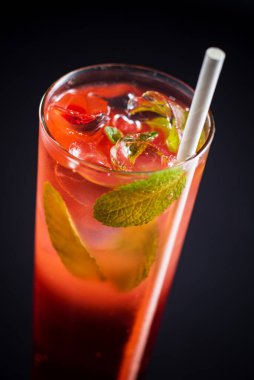 Karanlık arka planda yaratıcı kokteyl