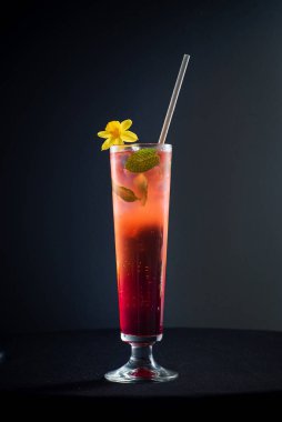 Karanlık arka planda yaratıcı kokteyl