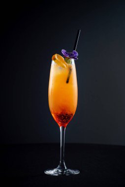 Karanlık arka planda yaratıcı kokteyl