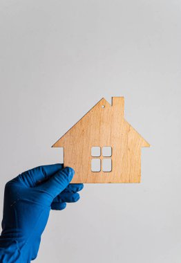 Ahşap ev ellerinde.