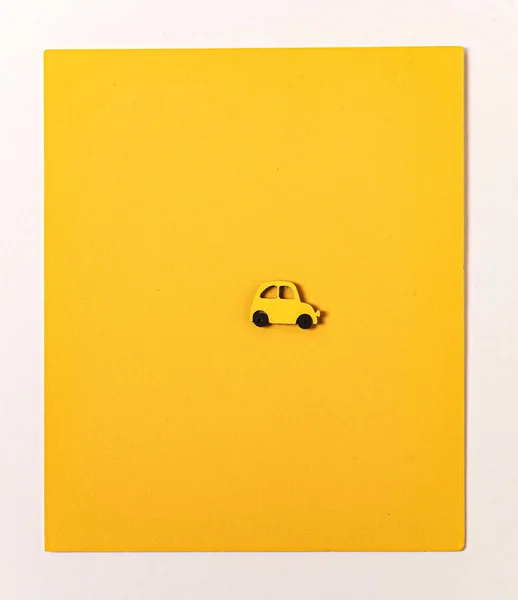 黄色の背景に黄色の木製の車 — ストック写真