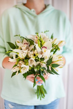 Ellerinde güzel bir buket