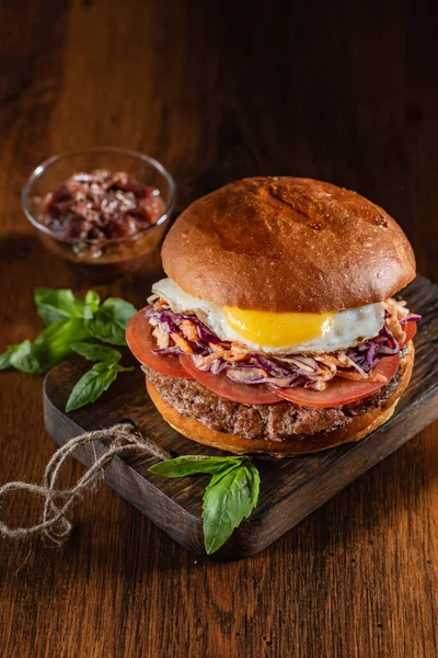 Smakelijke Hamburger Met Gebakken Rundvlees — Stockfoto