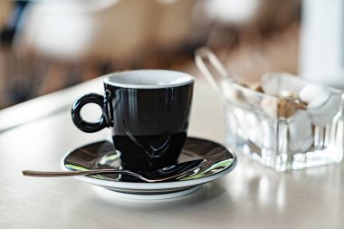 Kahverengi şekerli bir fincan espresso.