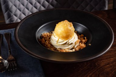 Elma parçacıklı dondurma ve krem şantili