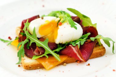 Haşlanmış yumurta ve tast ile kahvaltı.