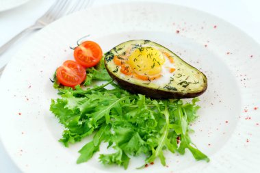 Kızarmış avokado ve sahanda yumurta.