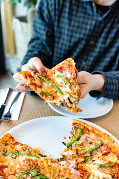 Muž Jíst Italskou Pizzu Kavárně — Stock fotografie