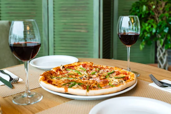 意大利披萨和红酒 — 图库照片
